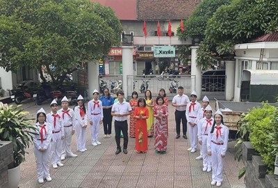 Trường THCS Ái Mộ tổ chức chăm sóc và viếng nghĩa trang Liệt sĩ phường Ngọc Lâm
