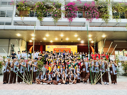 Sôi nổi các trò chơi dân gian chào mừng ngày Nhà giáo Việt Nam 20/11 tại trường THCS Chất lượng cao Chu Văn An