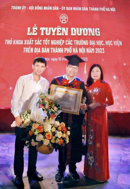 Trường THCS Đô Thị Việt Hưng trọng dụng nhân tài - Tiếp nhận thủ khoa xuất sắc Tô Gia Cẩn về trường công tác, phát huy truyền thống hiếu học.