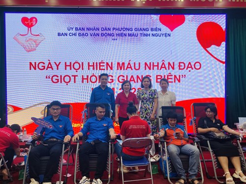 Cán bộ giáo viên nhân viên Trường THCS Đô Thị Việt Hưng tích cực tham gia hiến máu tình nguyện