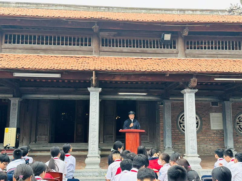 THCS Đức Giang  tổ chức cho các em học sinh tham quan các di tích lịch sử trên địa bàn quận Long Biên. 