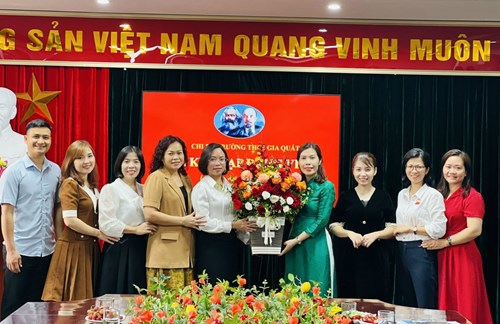 Đồng chí Nguyễn Thị Huyên vinh dự được kết nạp vào Đảng cộng sản Việt Nam