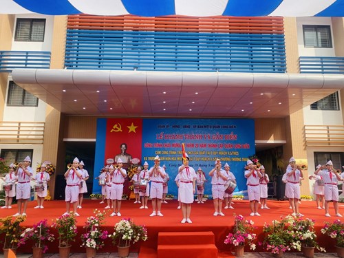 Lễ Khánh thành và gắn biển công trình chào mừng kỷ niệm 20 năm ngày thành lập quận Long Biên tại trường THCS Gia Quất