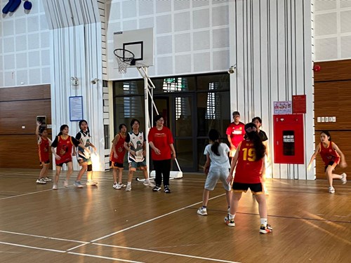 Giao lưu bóng rổ với trường THCS Ái Mộ