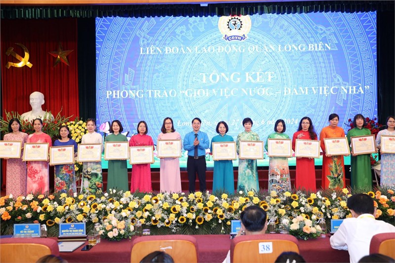 Cô giáo Trần Thị Huyền- chủ tịch công đoàn trường THCS Lê Quý Đôn đạt danh hiệu nữ công nhân viên chức lao động “Giỏi việc nước- Đảm việc nhà” năm 2023
