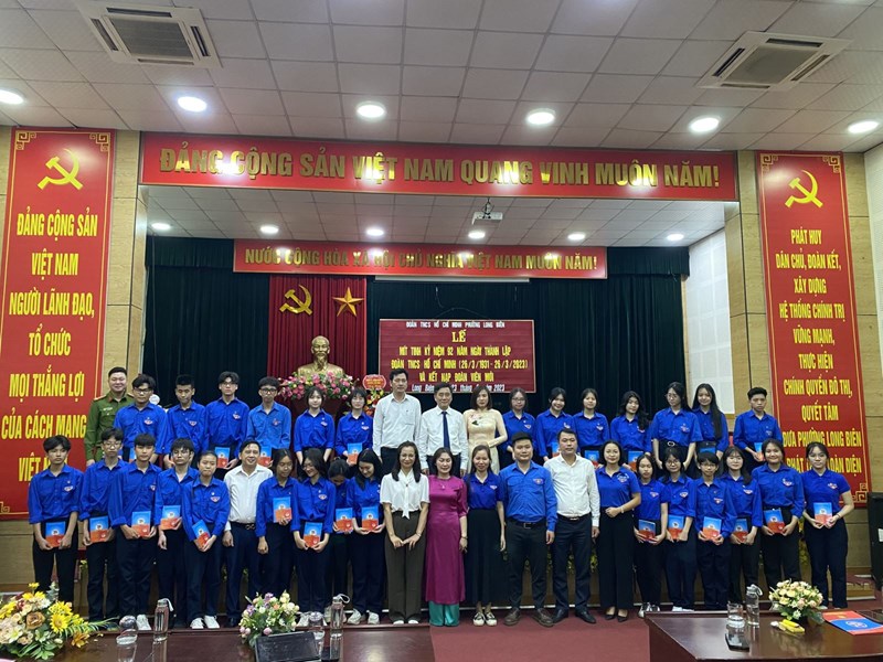 Trường THCS Long Biên tổ chức kết nạp đoàn cho các đội viên ưu tú  Nhân kỉ niệm 92 năm ngày thành lập đoàn TNCS Hồ Chí Minh 