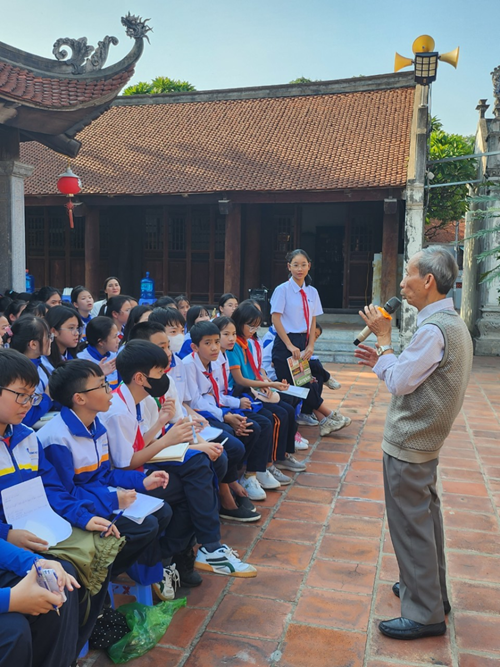 Hoạt động tham quan di tích lịch sử địa bàn quận Long Biên của trường THCS Lý Thường Kiệt