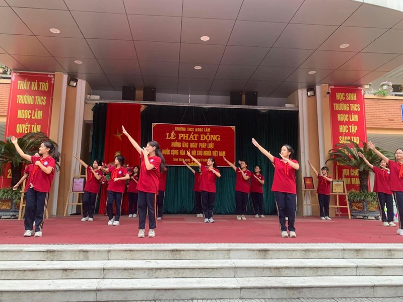 Cán bộ, giáo viên, nhân viên và học sinh trường THCS Ngọc Lâm hưởng ứng  Ngày pháp luật nước Cộng hoà xã hội chủ nghĩa Việt Nam  