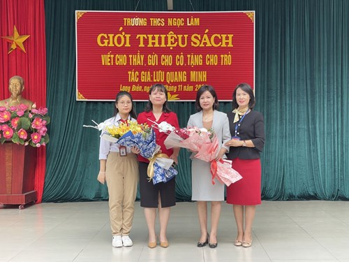 Học sinh trường THCS Ngọc Lâm lưu luyến chia tay nhà giáo Nguyễn Ngọc Lan chuyển tới nơi công tác mới và vui mừng chào đón nhà giáo Ngô Thị Bích Liên về công tác tại trường.