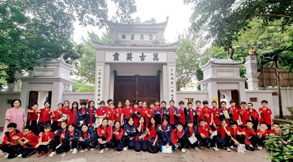 Hoạt động tham quan di tích lịch sử Đình Thổ Khối và Đền Trấn Vũ trên địa bàn quận Long Biên của trường THCS Ngọc Lâm