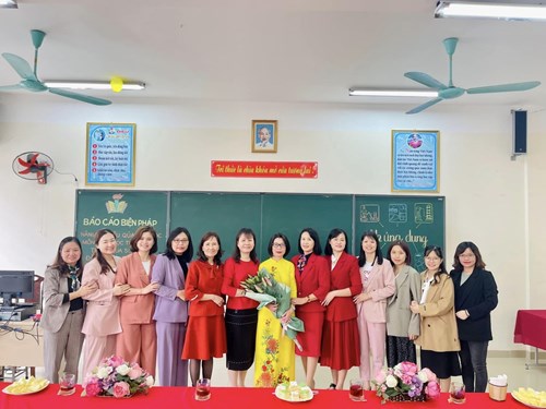 Cô giáo Đỗ Thị Thanh Hương hoàn thành tiết dạy dự thi GVG cấp Quận năm học 2022 - 2023 môn Hóa học 8 