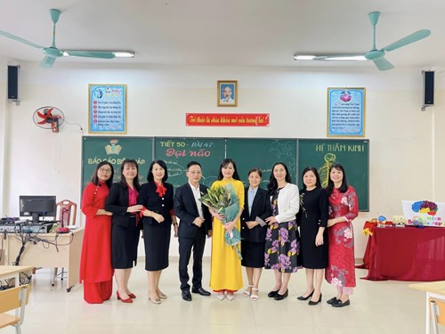 Cô giáo Hoàng Thị Khuyên hoàn thành tiết dạy dự thi GVG cấp Quận năm học 2022 - 2023 môn Sinh học 8