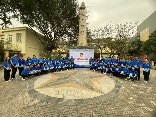 Trường THCS Ngọc Lâm tổ chức “Lễ kết nạp Đoàn viên mới”  cho những đội viên ưu tú của khối 9  năm học 2022-2023
