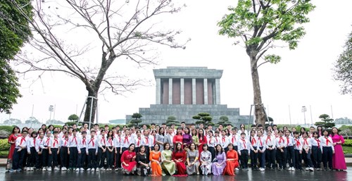 Thày và trò trường THCS Ngọc Lâm vinh dự và tự hào trong Lễ báo công dâng Bác - Vinh danh học sinh đạt thành tích xuất sắc năm học 2022-2023