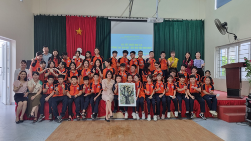 Lớp 6A2 – Trường THCS Ngọc Lâm giao lưu, tặng quà Tết thiếu nhi tại Trường PTCS Hy Vọng, quận Long Biên