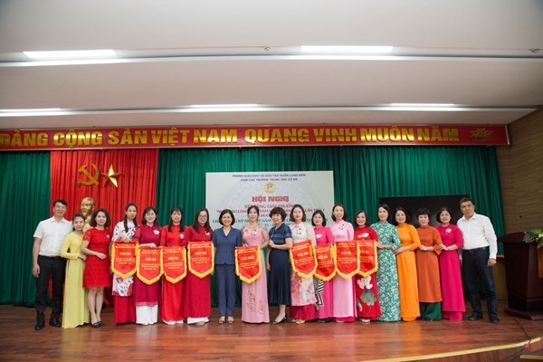 Nhà giáo Đỗ Minh Phượng  -  Nhà giáo tâm huyết, sáng tạo  quận Long Biên năm học 2022 – 2023
