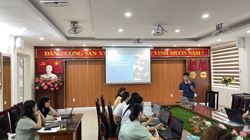 Cán bộ - giáo viên trường THCS Ngọc Lâm tham gia Tập huấn sử dụng phần mềm chuyển đổi số trong dạy học OLM.VN