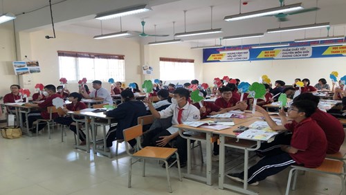 Cô giáo Đặng Hương Giang thực hiện chuyên đề trường môn Tiếng Anh 8