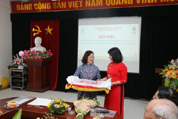 Trường THCS Ngọc Thụy tổ chức Lễ kỷ niệm 41 năm ngày Nhà giáo Việt Nam (20/11/1982-20/11/2023) và Đón nhận Bằng khen của UBND thành phố Hà Nội