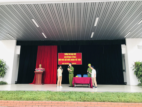 Lễ phát động hưởng ứng Ngày Pháp luật nước Cộng hòa xã hội chủ nghĩa Việt Nam của thầy và trò Trường THCS Ngọc Thụy