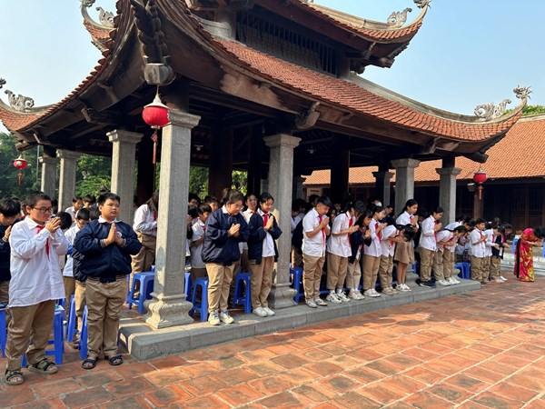 Học sinh khối 6 Trường THCS Ngọc Thụy  tham quan di tích lịch sử địa phương năm học 2023 - 2024