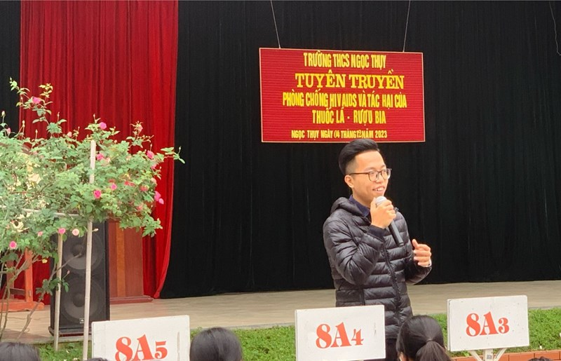 Trường THCS Ngọc Thụy tuyên truyền phòng chống HIV/AIDS và tác hại của thuốc lá, rượu bia