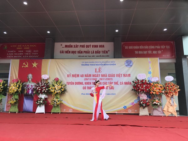 Cô giáo Đoàn Phương Anh- GV Ngữ văn biểu diễn chào mừng kỉ niệm 40 năm ngày Nhà giáo Việt Nam