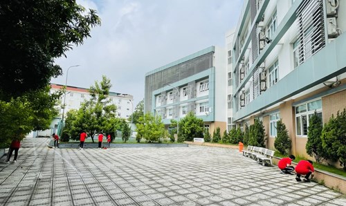 Trường THCS Nguyễn Bỉnh Khiêm vệ sinh môi trường phòng dịch Sốt xuất huyết