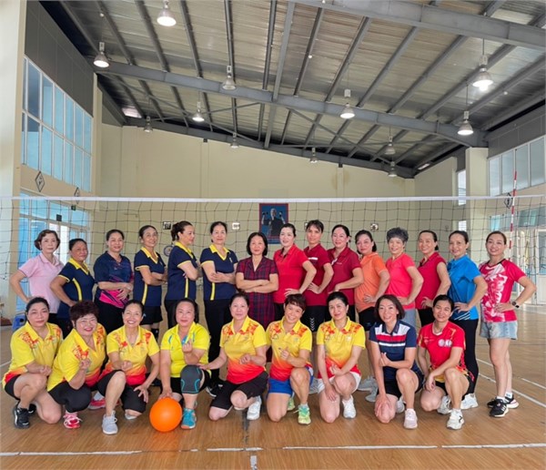 Cô giáo Trần Thị Nhung trường THCS Nguyễn Bỉnh Khiêm tích cực tập luyện chuẩn bị tham gia thi bóng chuyền hơi nữ CNVCLĐ Công đoàn khối trường THCS lần thứ nhất cấp Quận năm 2024