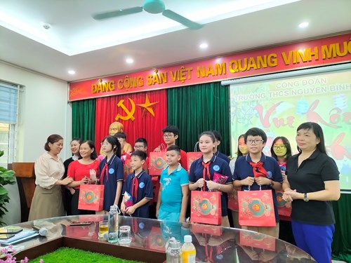 Trung thu vui tươi, ấm áp nghĩa tình của trường THCS Nguyễn Bỉnh Khiêm