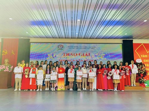 Không khí  rộn ràng Chào mừng 41 năm ngày Nhà giáo Việt Nam tại trường THCS Nguyễn Gia Thiều.
