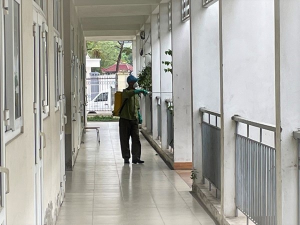 Trường THCS Phúc Đồng tổ chức phun thuốc muỗi phòng, chống bệnh sốt xuất huyết