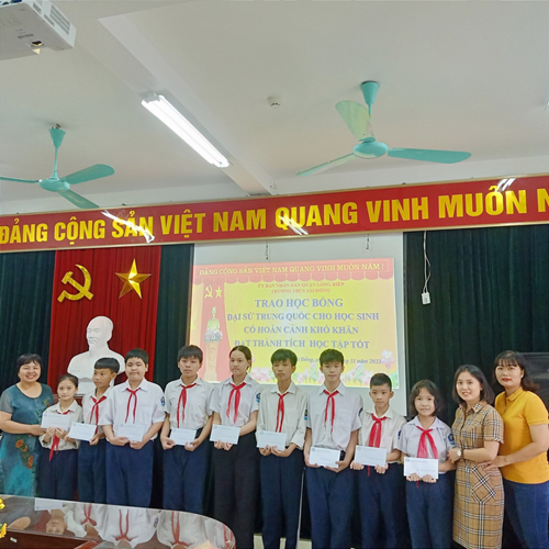 Trường THCS sài Đồng tổ chức trao học bổng đại sứ Trung Quốc cho học sinh có hoàn cảnh khó khăn đạt thành tích trong học tập.