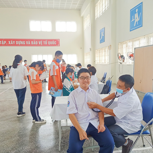 TRƯỜNG THCS SÀI ĐỒNG Tổ chức khám sức khỏe định kỳ cho học sinh toàn trường