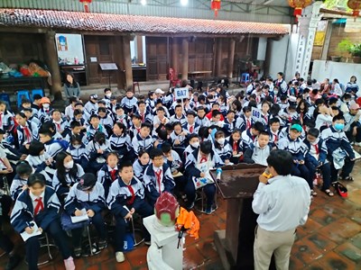 Học sinh khối 6 trường THCS Thạch Bàn tham quan di tích lịch sử địa phương