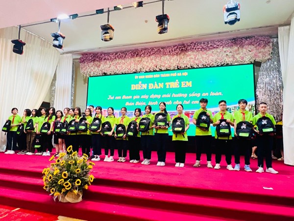 Học sinh trường THCS Thạch Bàn vinh dự được đại diện cho các bạn thiếu nhi Quận Long Biên tham gia “Diễn đàn trẻ em năm 2023” cấp Thành phố