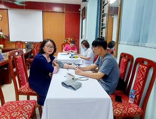 Trường THCS Thượng Thanh tổ chức khám sức khỏe định kỳ cho cán bộ, giáo viên, nhân viên nhà trường năm 2023