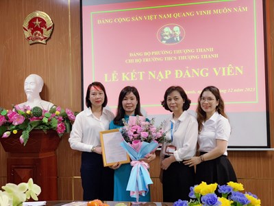 Chi bộ trường THCS Thượng Thanh tổ chức lễ kết nạp Đảng viên mới