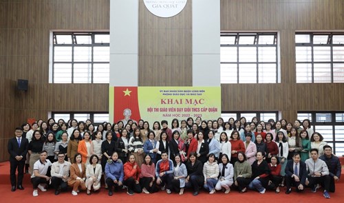 Các thầy cô giáo trường THCS Thượng Thanh tham dự Khai mạc Hội thi Giáo viên dạy giỏi cấp Quận