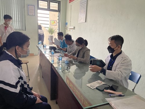 Trường THCS Thượng Thanh tổ chức khám mắt cho học sinh
