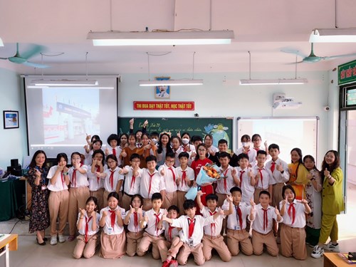 Cô giáo Nguyễn Thị Minh Huế dự thi tiết Giáo viên giỏi cấp Quận bộ môn Lịch sử và Địa lý năm học 2022-2023