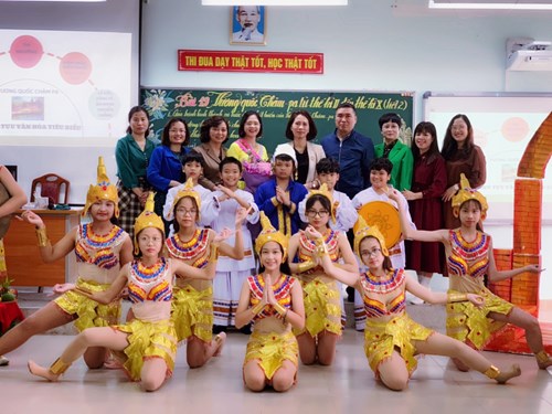 Hào hứng với tiết dự thi giáo viên dạy giỏi cấp quận môn Lịch sử của cô giáo Phan Thị Lương