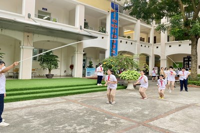 Trường THCS Việt Hưng tổ chức  Trò chơi dân gian  trong các buổi chuyên đề đầu tuần và giờ ra chơi