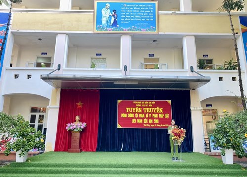 Trường THCS Việt Hưng tuyên truyền phòng chống tội phạm và vi phạm pháp luật liên quan đến học sinh
