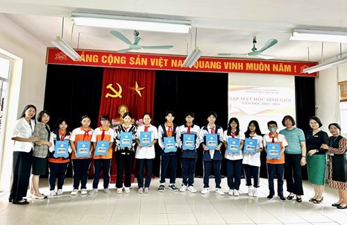 Trường THCS Việt Hưng gặp mặt, động viên, dặn dò học sinh tham gia thi Câu lạc bộ môn học em yêu thích vòng 2 cấp Quận năm học 2023-2024