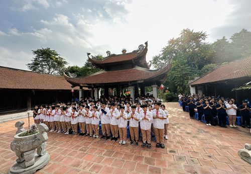 Trường THCS Việt Hưng tổ chức tham quan di tích lịch sử Đình chùa Bắc Biên (Ngọc Thụy) và  Đình Thanh Am (Thượng Thanh)