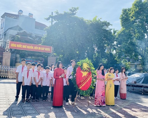 Trường THCS Việt Hưng tổ chức lễ viếng các anh hùng tại Đài tưởng niệm và thăm hỏi các gia đình thương binh, liệt sĩ