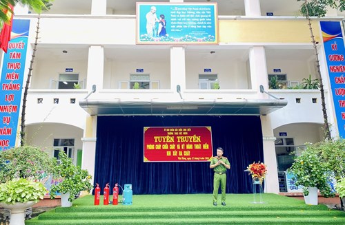 Trường THCS Việt Hưng tuyên truyền phòng cháy chữa cháy và kỹ năng thoát hiểm khi xảy ra cháy. 