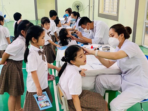 Trường Tiểu học Cự Khối tổ chức khám sức khỏe định kỳ cho học sinh Năm học 2023 - 2024