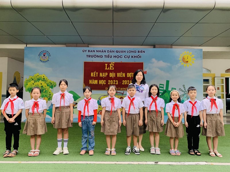 Liên đội trường Tiểu học Cự Khối tổ chức lễ kết nạp đội viên đợt 1 cho các em học sinh khối 3 năm học 2023 – 2024.